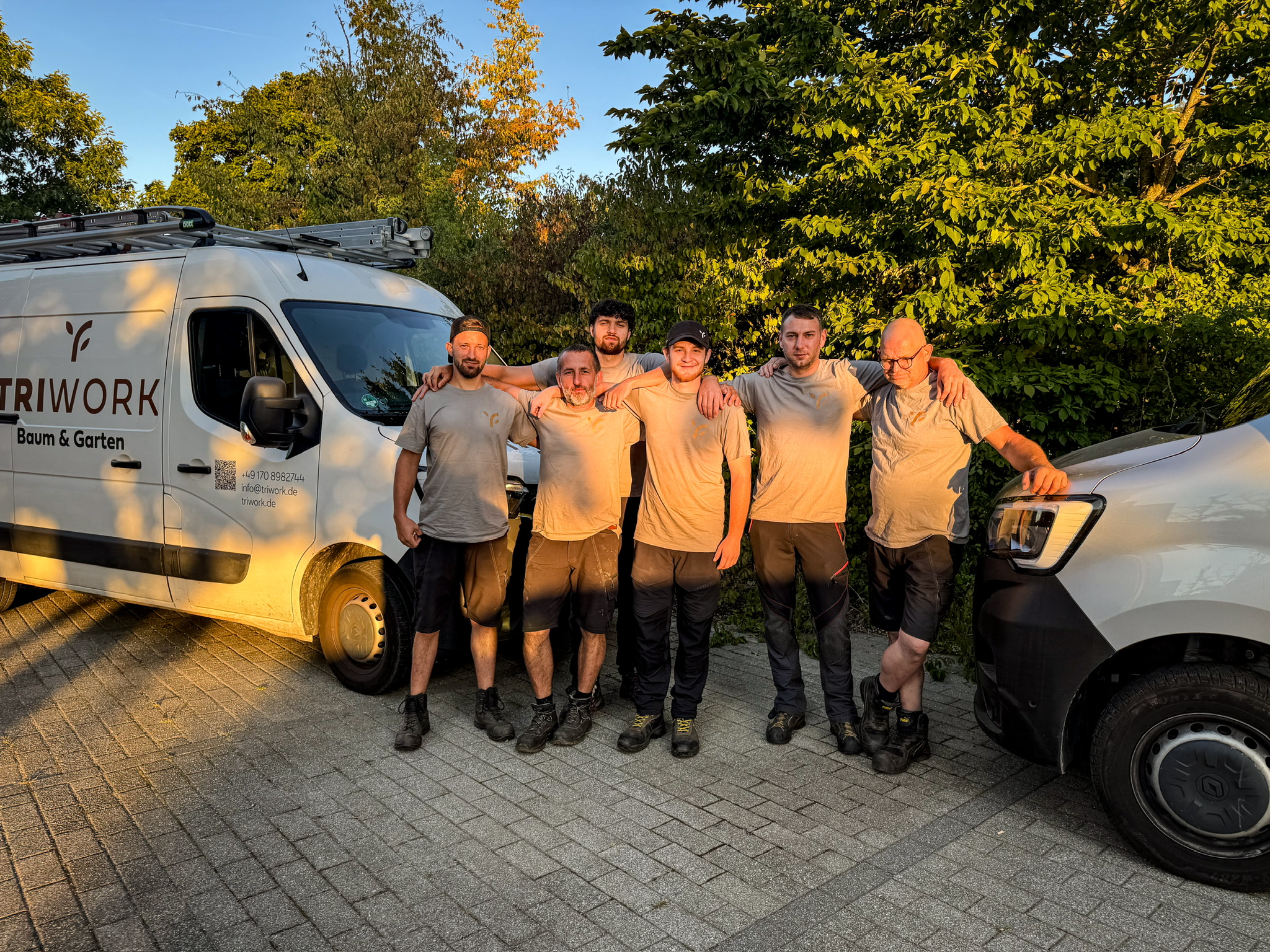 TriWork Team mit Fahrzeugen